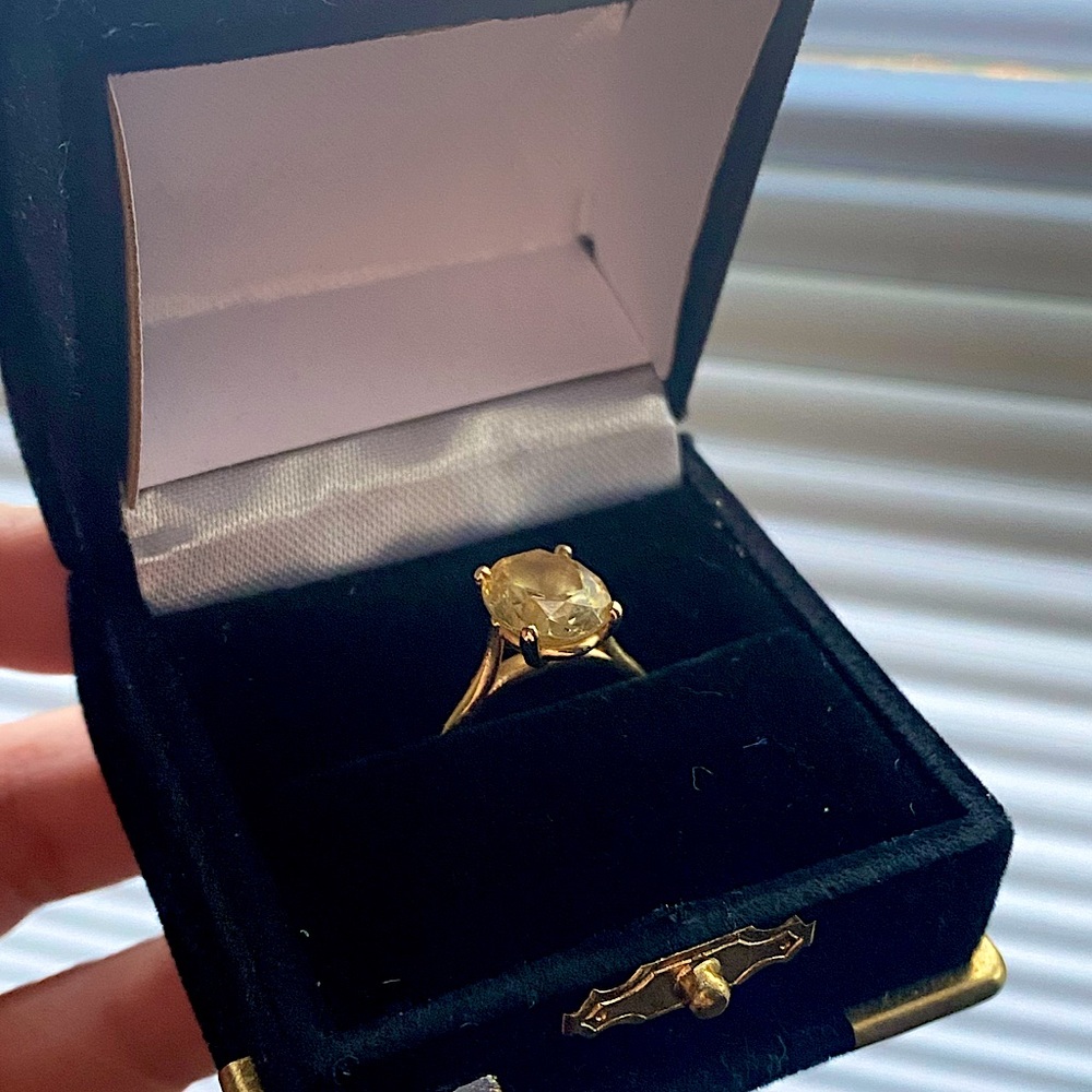 Yellow gold ring